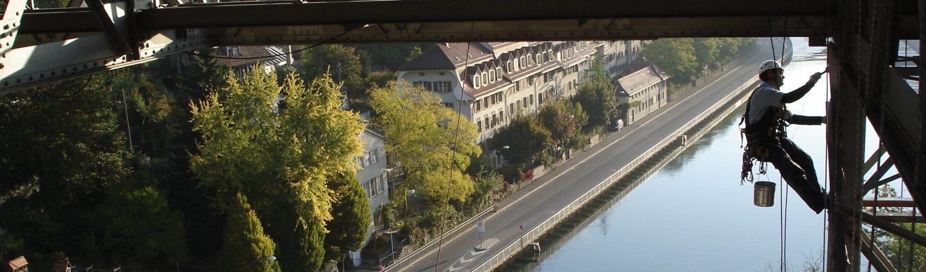 Industriekletterer an Brücke  – Toprope